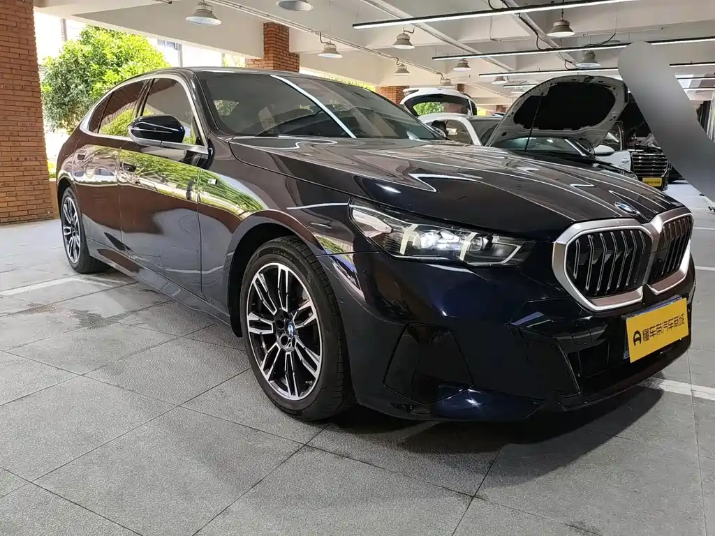 BMW 5 Series — миниатюра 6