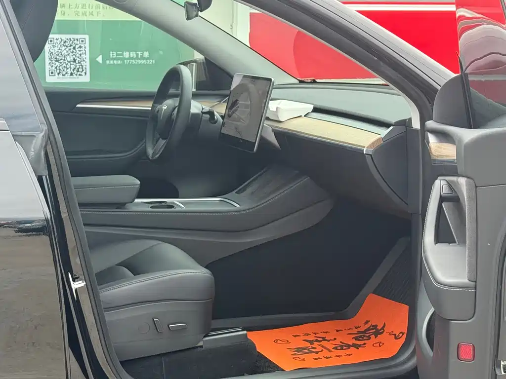 Tesla Model Y — миниатюра 8