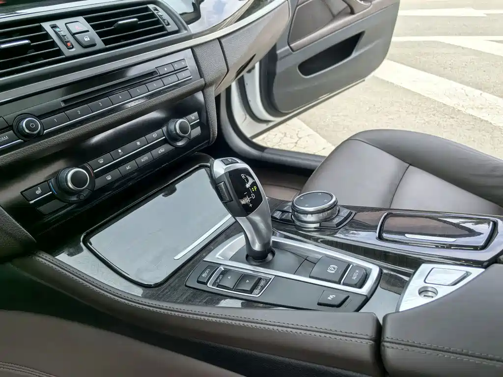 BMW 5 Series — миниатюра 12