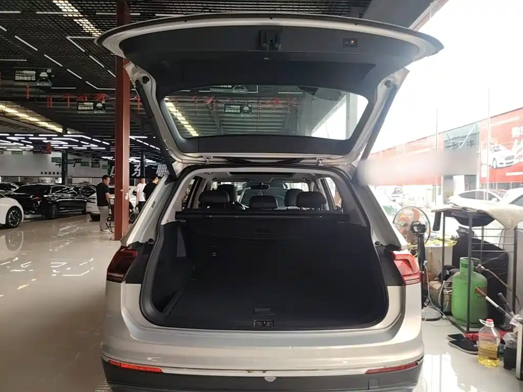 Volkswagen Tiguan L — миниатюра 19