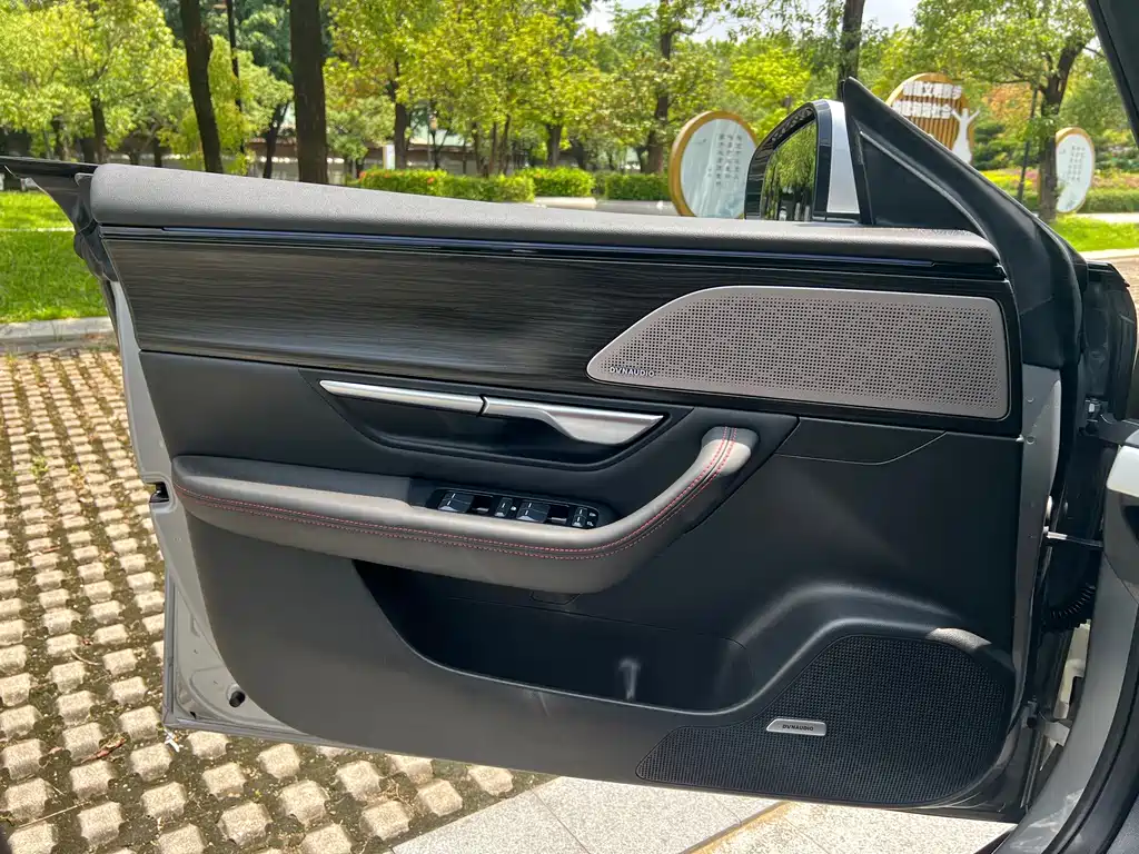XPeng P7 — миниатюра 18