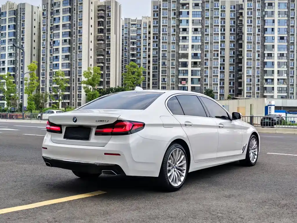 BMW 5 Series — миниатюра 7