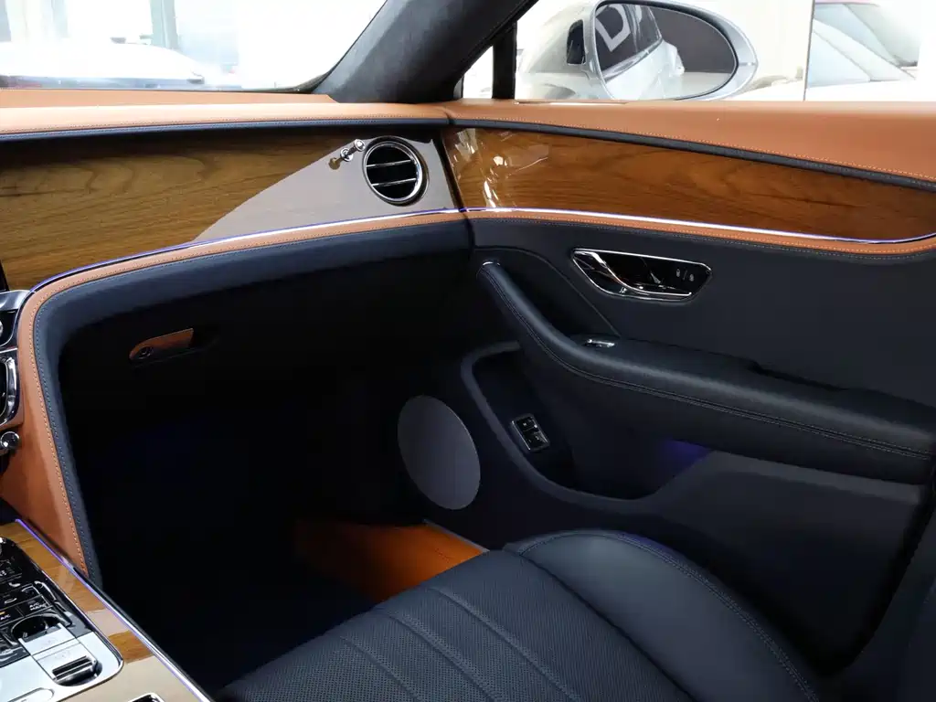 Bentley Flying Spur PHEV — миниатюра 15
