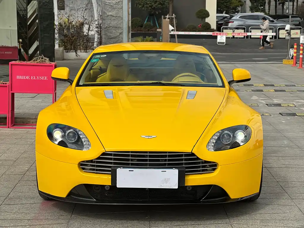 ASTON MARTIN V8 VANTAGE
