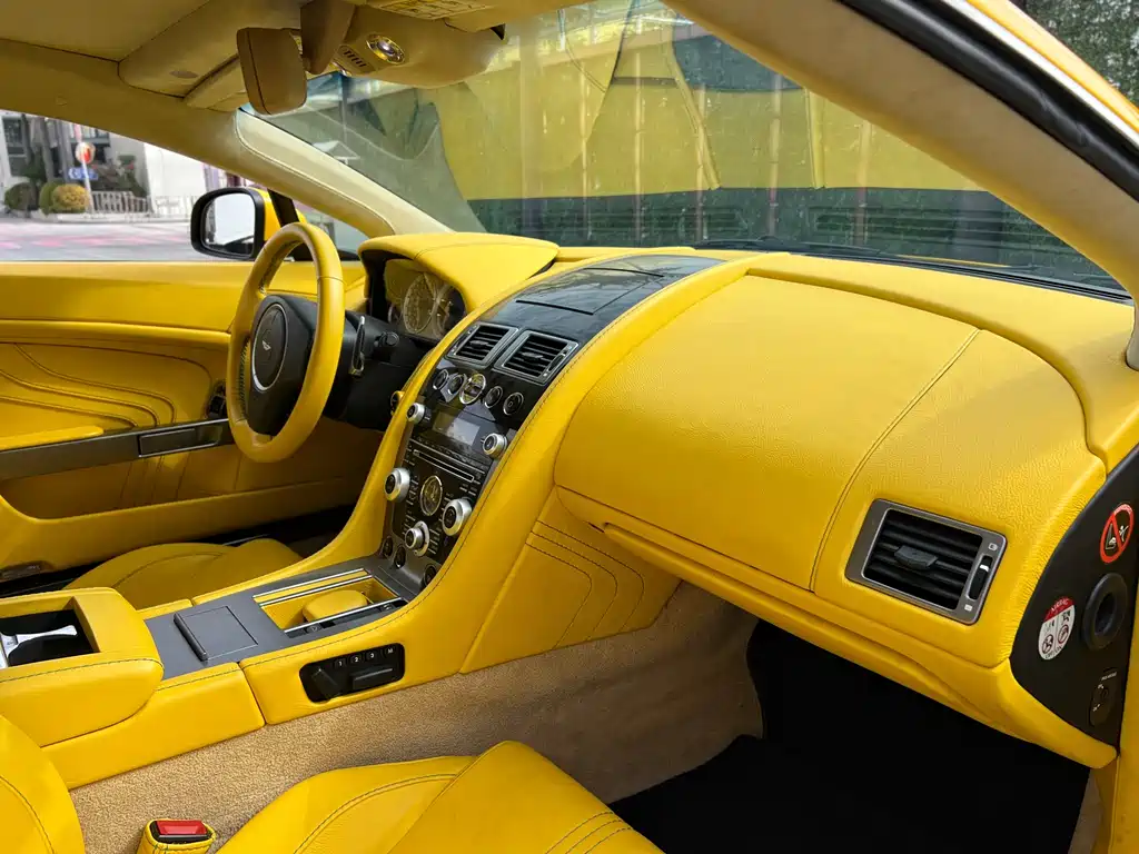 ASTON MARTIN V8 VANTAGE