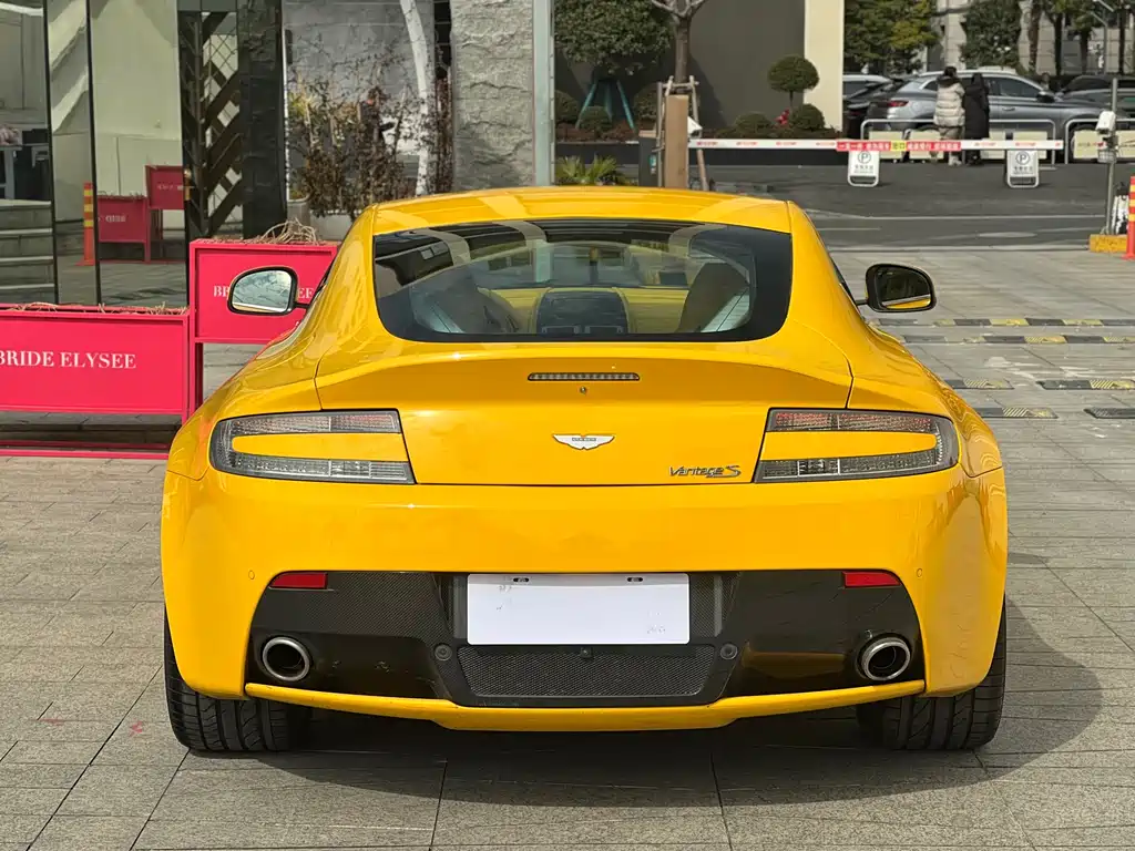 ASTON MARTIN V8 VANTAGE