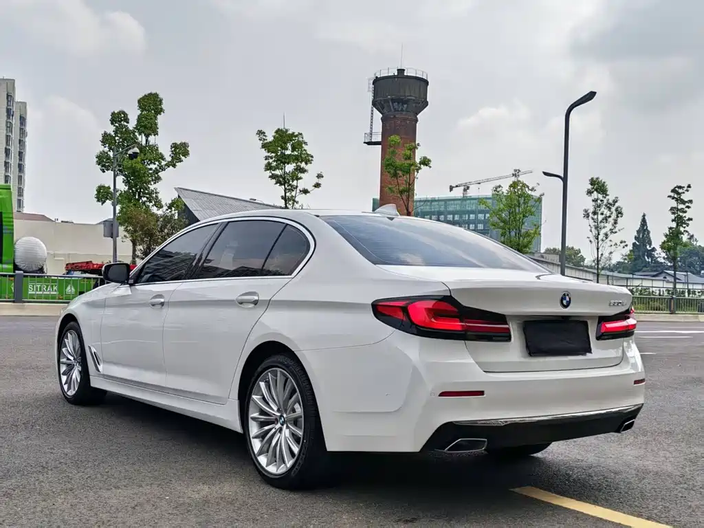 BMW 5 Series — миниатюра 9