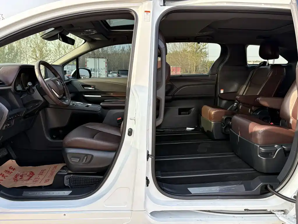 Toyota Granvia — миниатюра 10