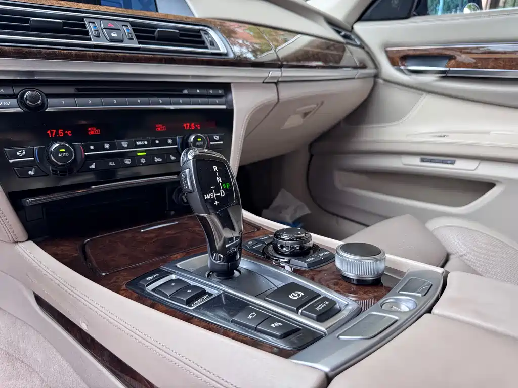 BMW 7 Series — миниатюра 9