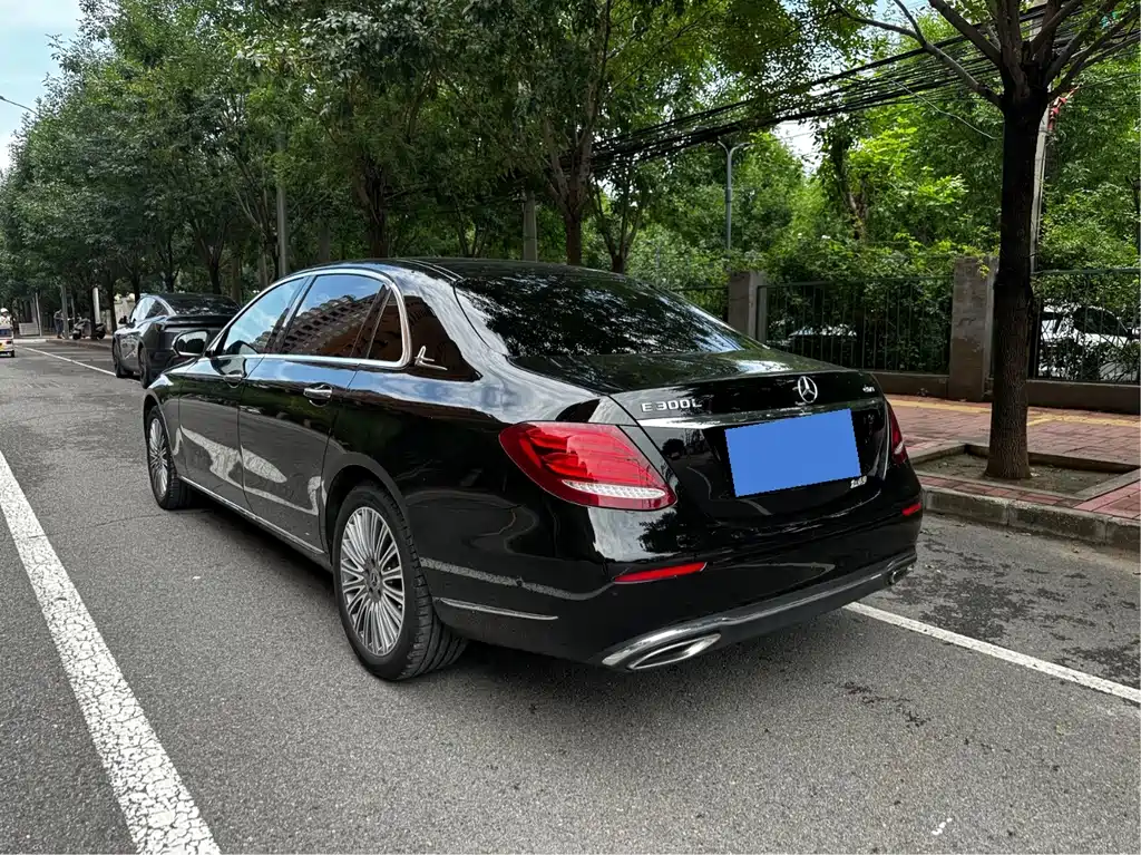 Mercedes-Benz E-Class — миниатюра 5