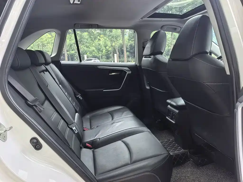 Toyota RAV4 — миниатюра 9