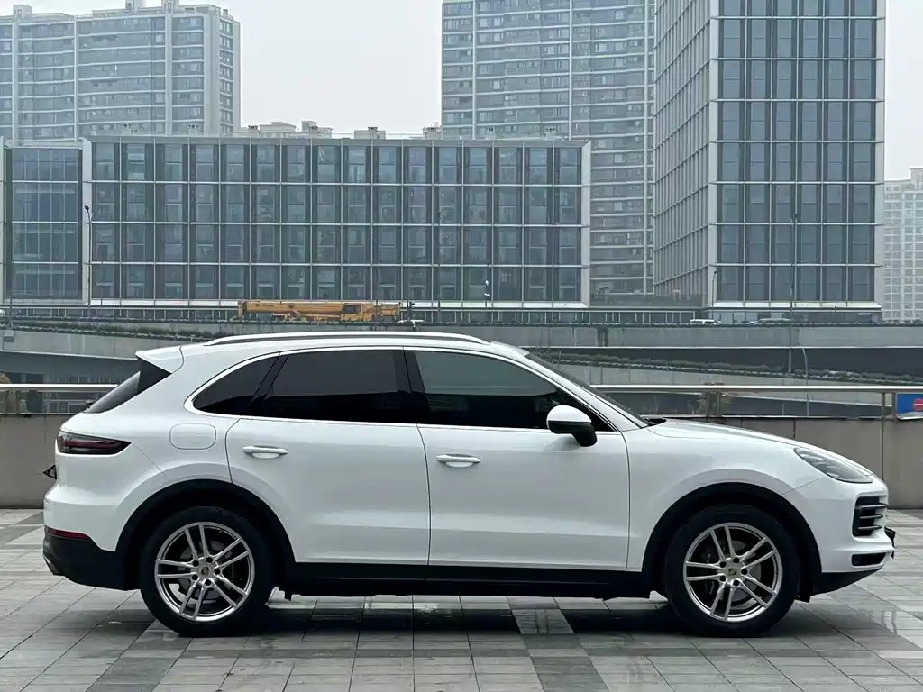 Porsche Cayenne — миниатюра 7