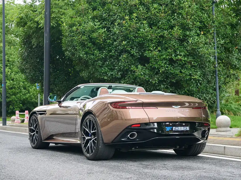 Aston Martin DB12 — миниатюра 7