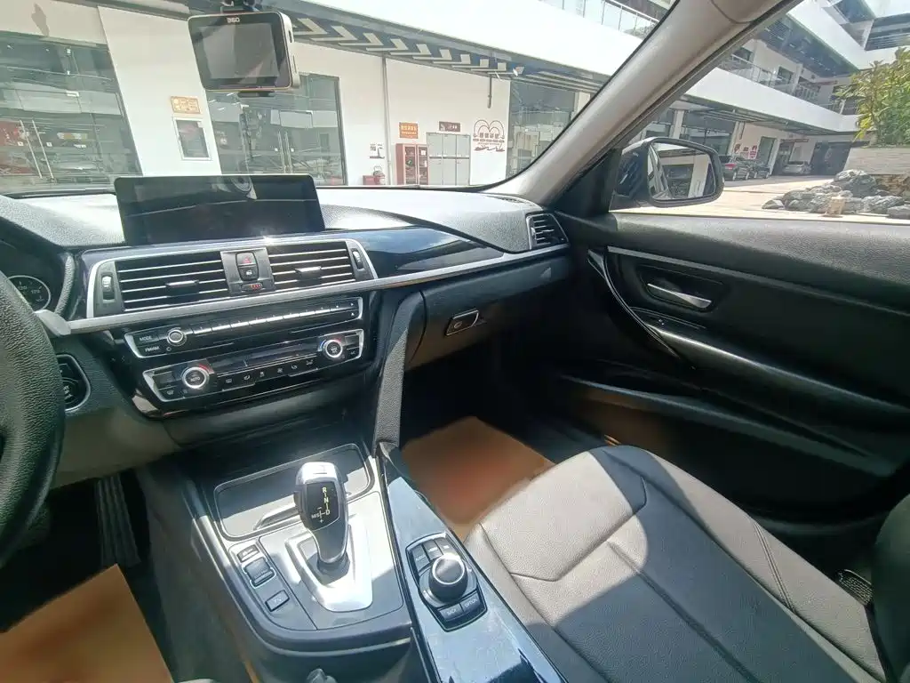 BMW 3 Series — миниатюра 17