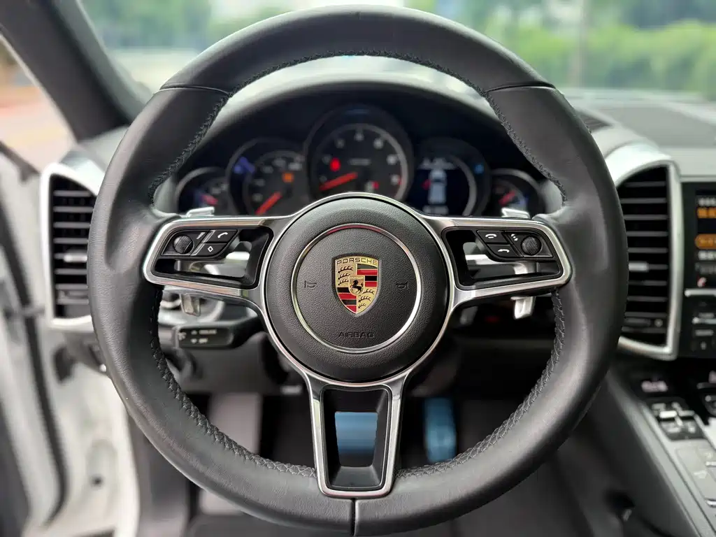 Porsche Cayenne — миниатюра 12