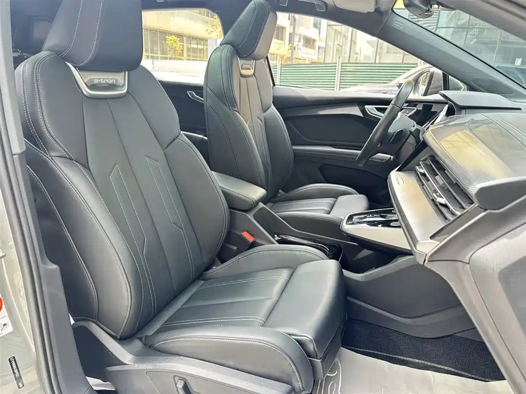 AUDI Q4 E TRON