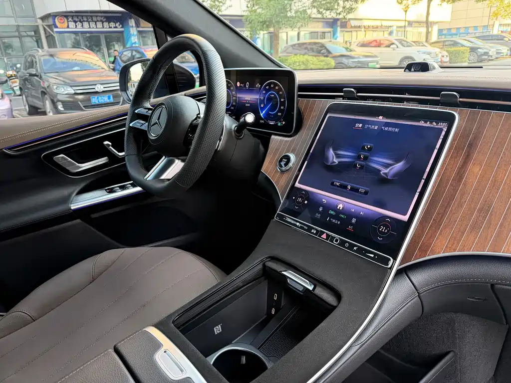 Mercedes-Benz EQE SUV — миниатюра 13