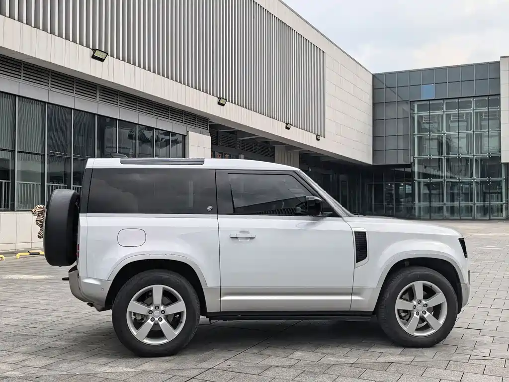 LAND ROVER DEFENDER