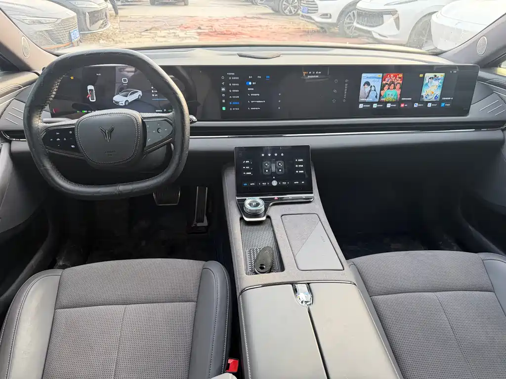 VOYAH LANTU CHASING LIGHT