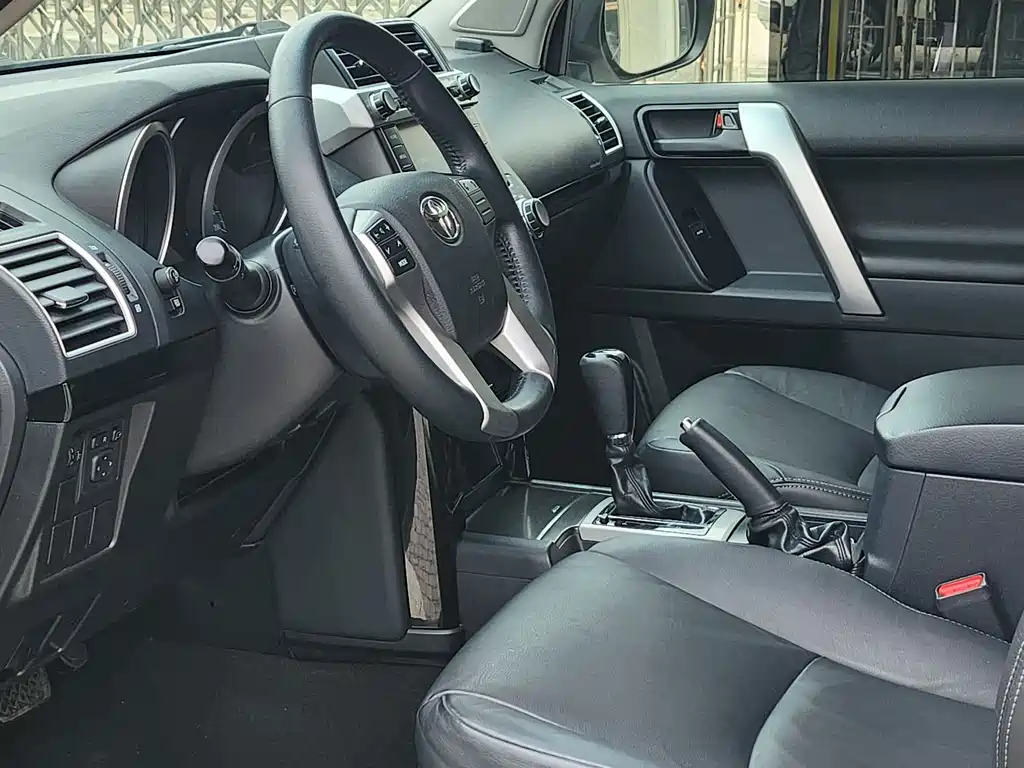 Toyota Land Cruiser Prado 2016 2.7L AT Standard