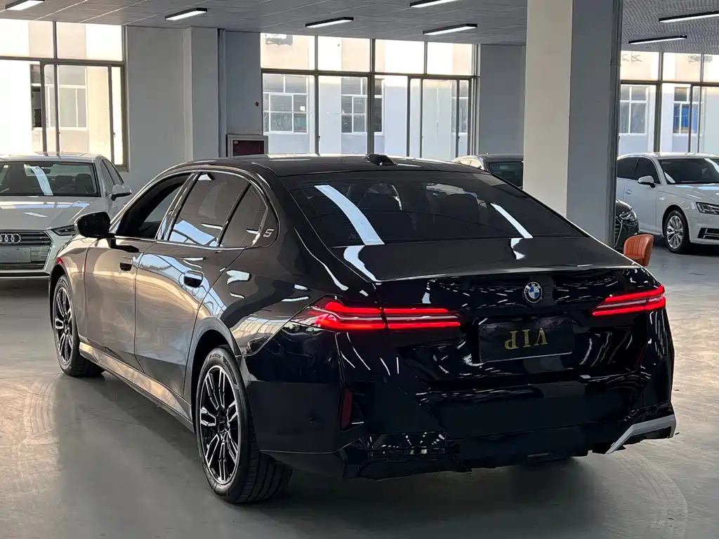 BMW 5 Series — миниатюра 7
