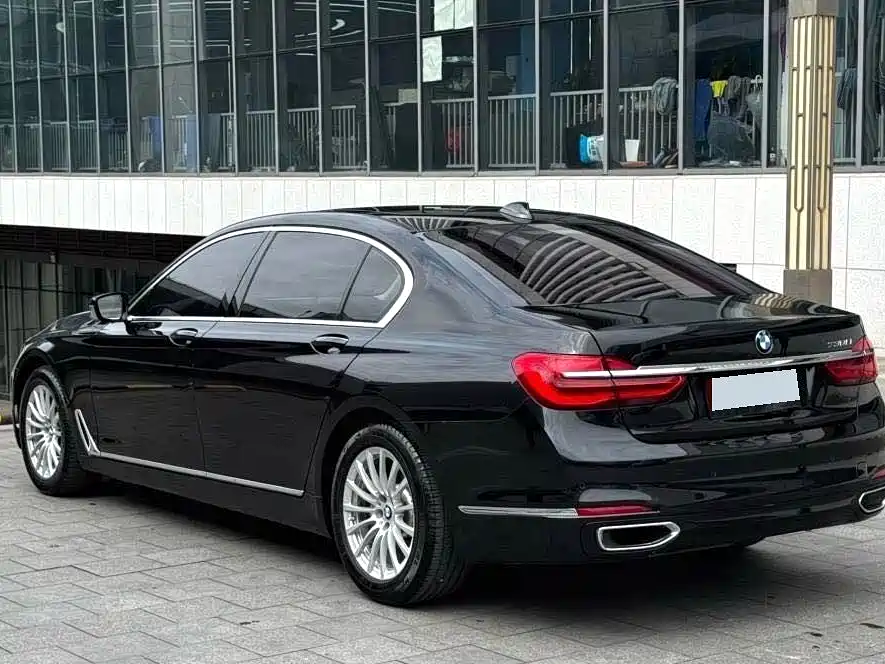 BMW 7 Series — миниатюра 9