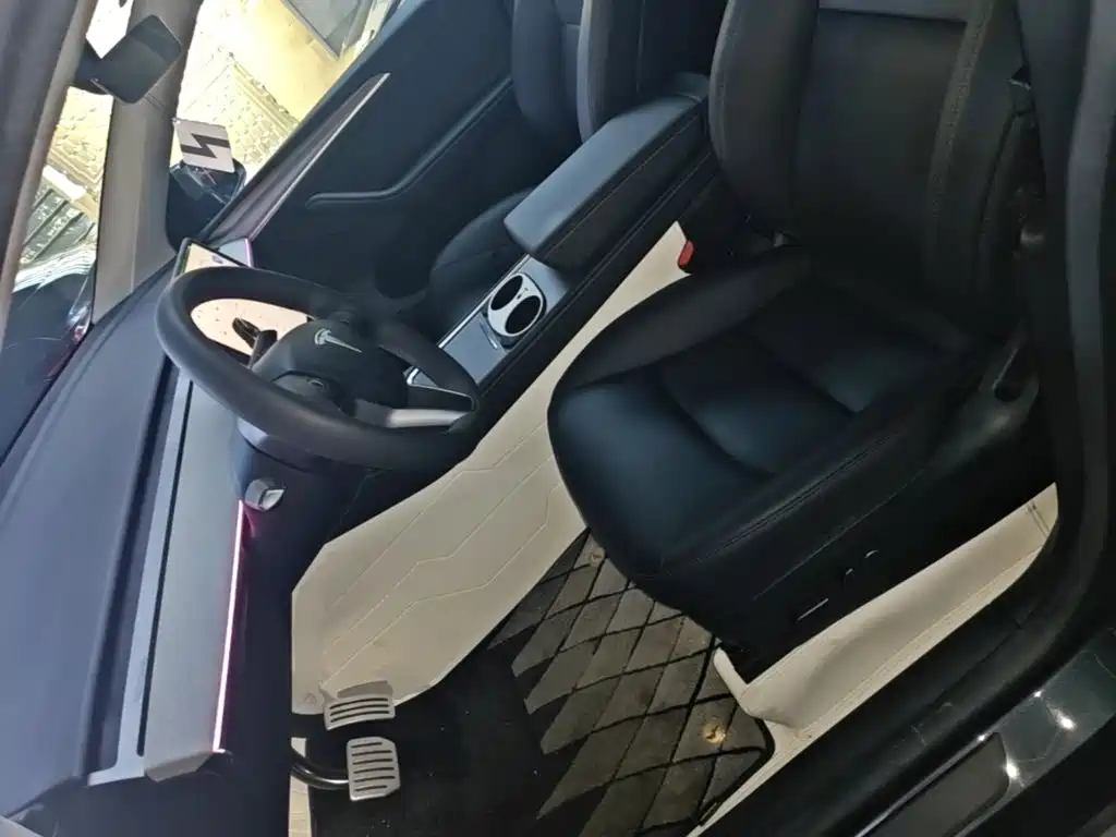 Tesla Model Y — миниатюра 15