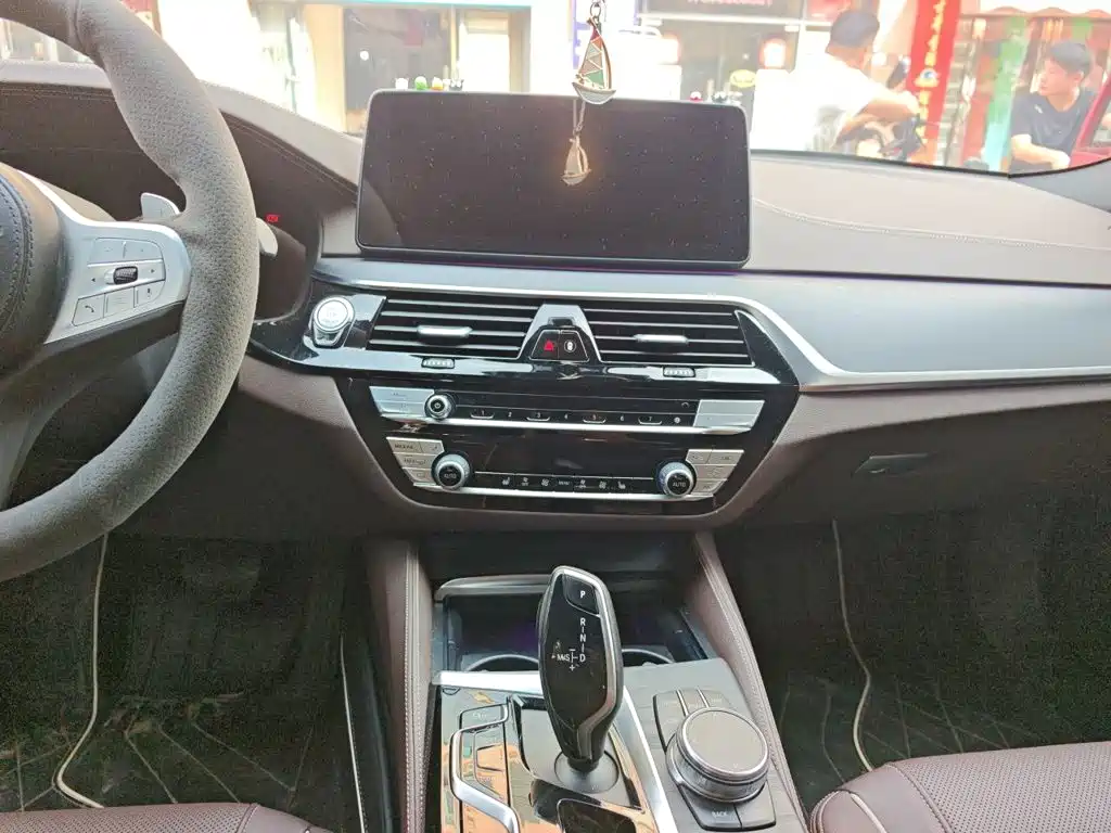 BMW 5 Series — миниатюра 6