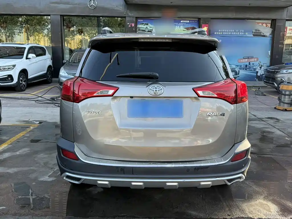 Toyota RAV4 — миниатюра 7