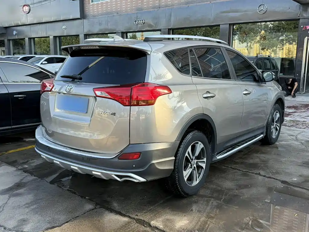 Toyota RAV4 — миниатюра 8