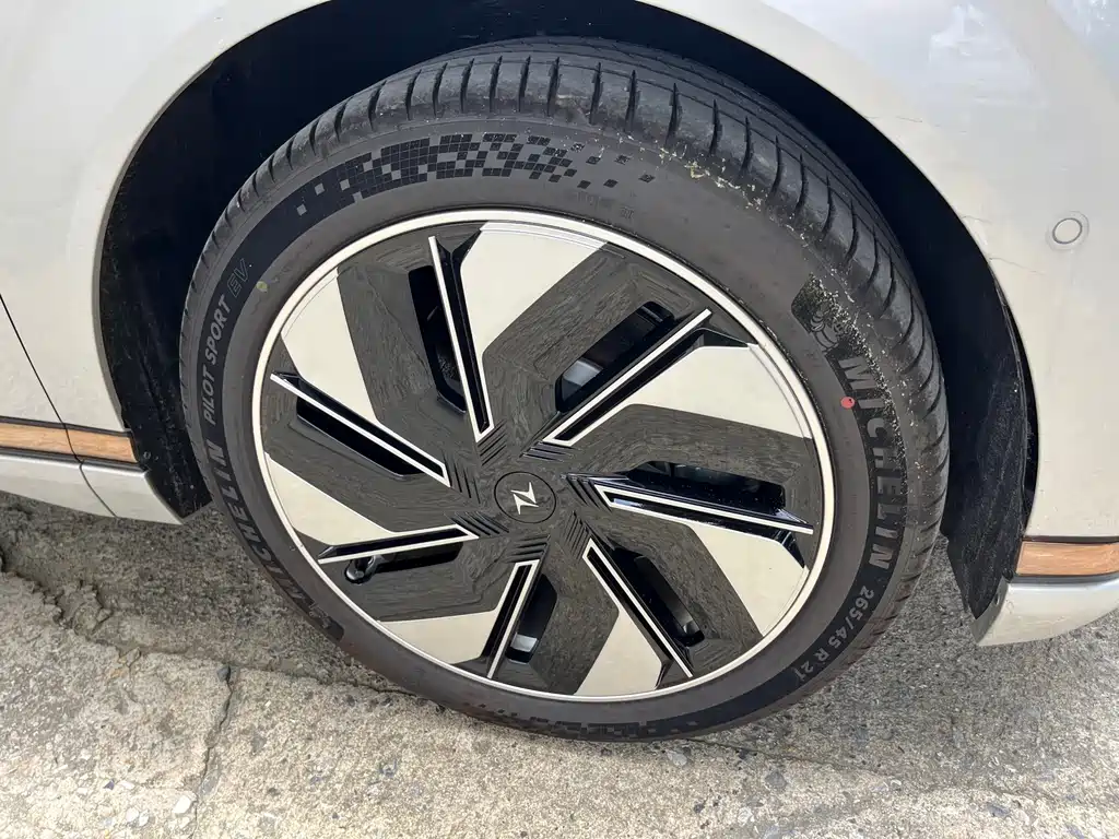 Dongfeng eπ008 2025 210Ultra 5 мест