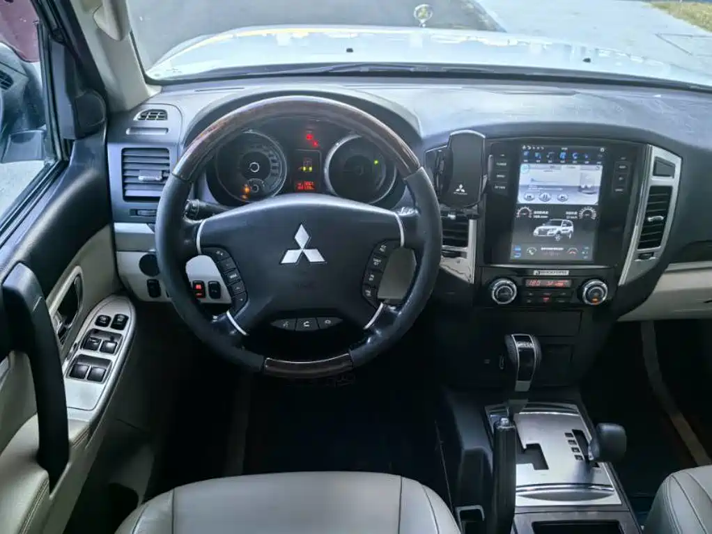 Mitsubishi Pajero (Import) — миниатюра 8