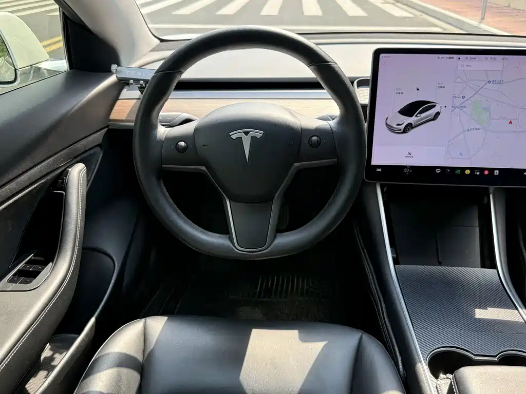 Tesla Model 3 — миниатюра 10