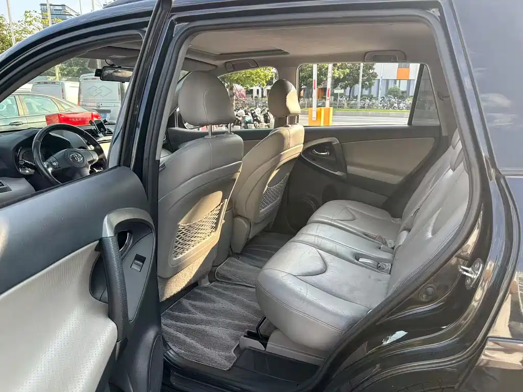 Toyota RAV4 — миниатюра 7
