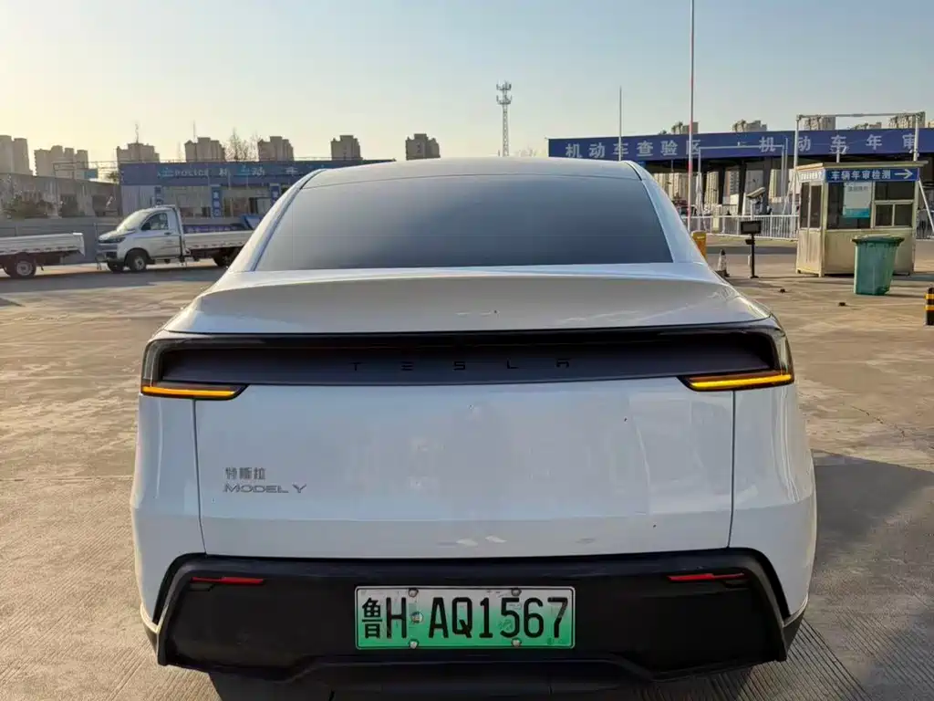 TESLA MODEL Y