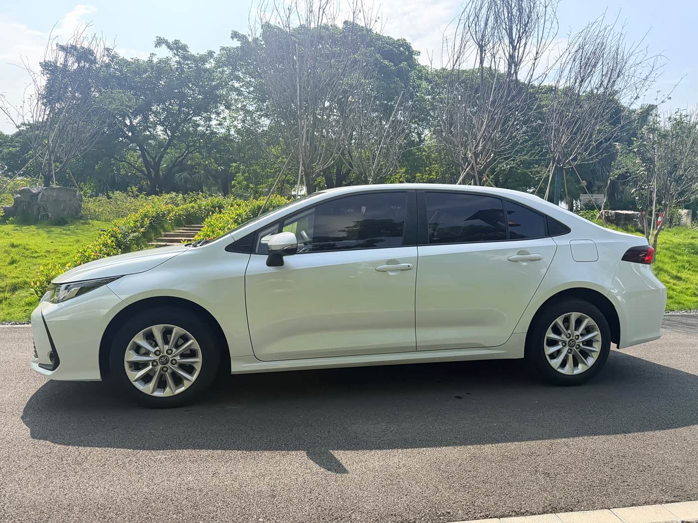 Toyota Corolla 1.2 л 2022 г. Белый, пробег 30000 км