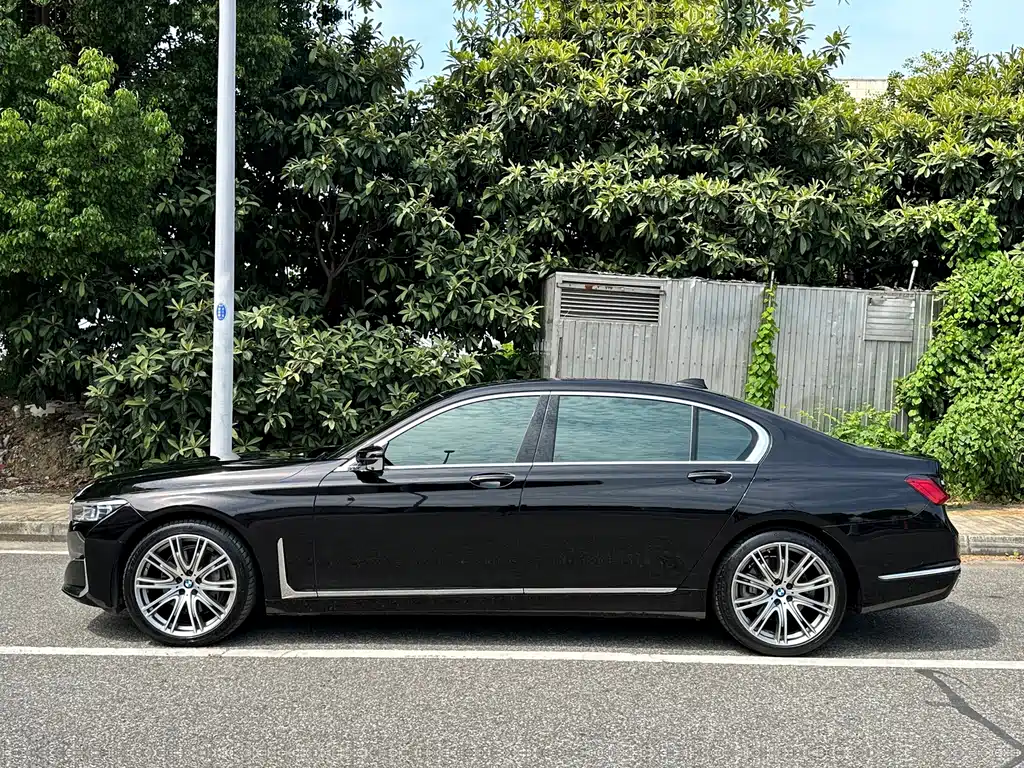 BMW 7 Series — миниатюра 8