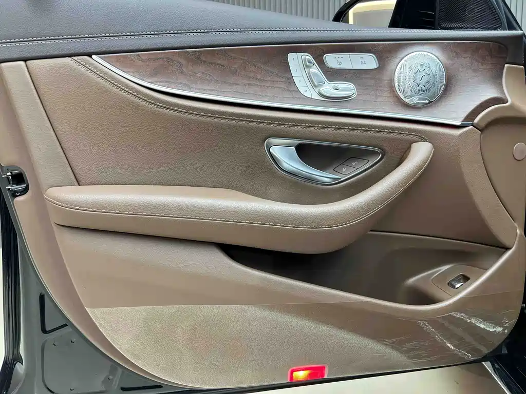 Mercedes-Benz E-Class — миниатюра 8