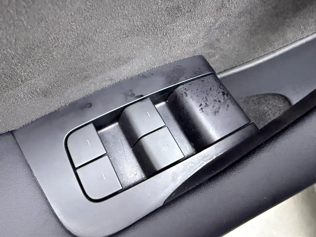 Tesla Model Y — миниатюра 27