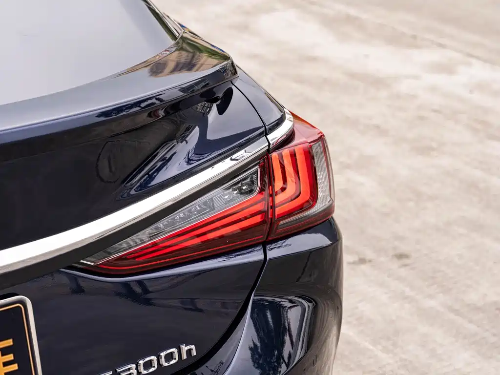 Lexus ES 2022 300h Premium