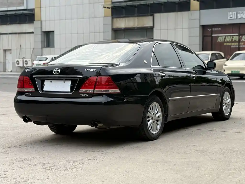 Toyota Crown — миниатюра 7