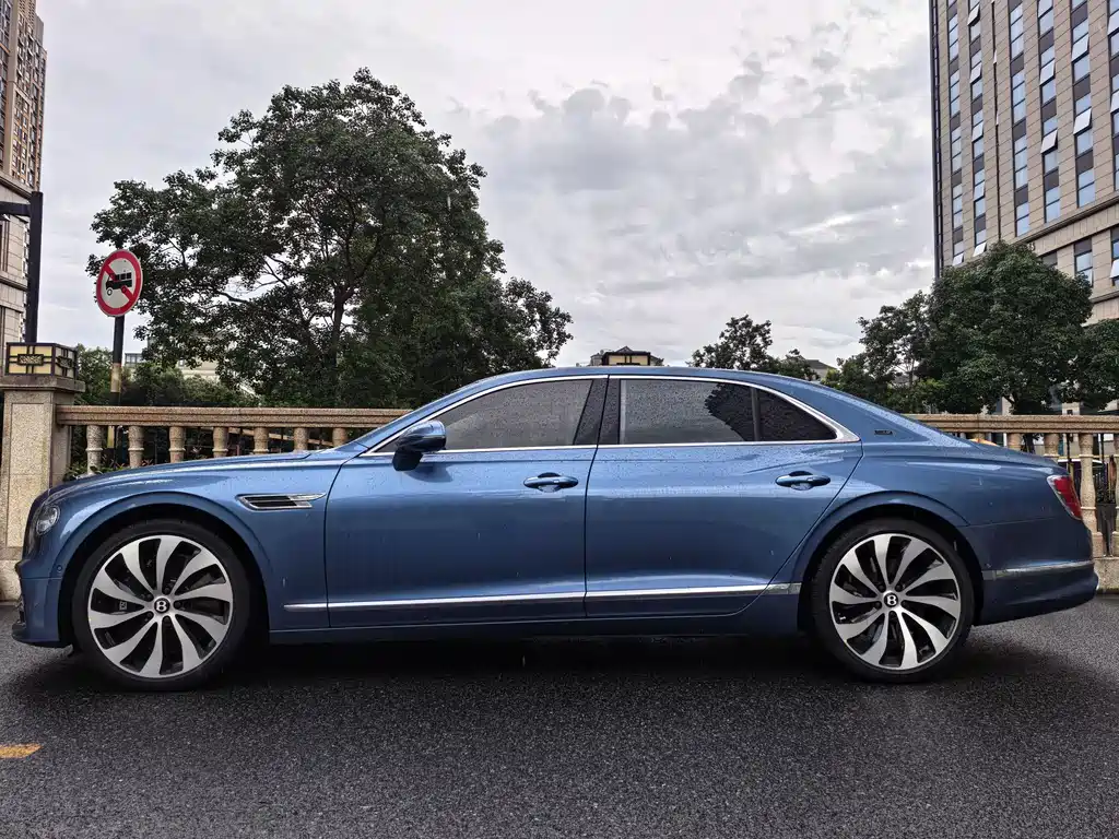 Bentley Flying Spur 2024 V8 Edition 8