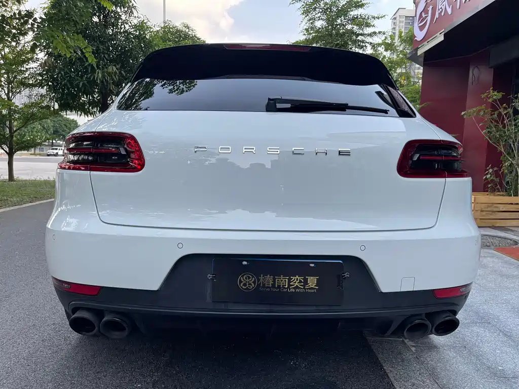 PORSCHE MACAN