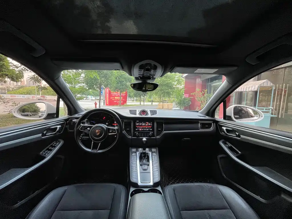 PORSCHE MACAN