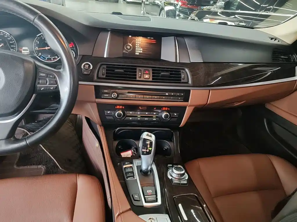 BMW 5 Series — миниатюра 13