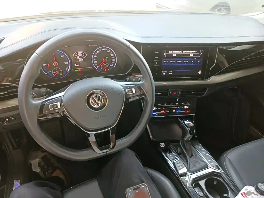 Volkswagen Passat PHEV — миниатюра 10
