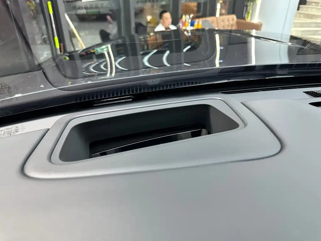 Rolls-Royce Cullinan — миниатюра 13
