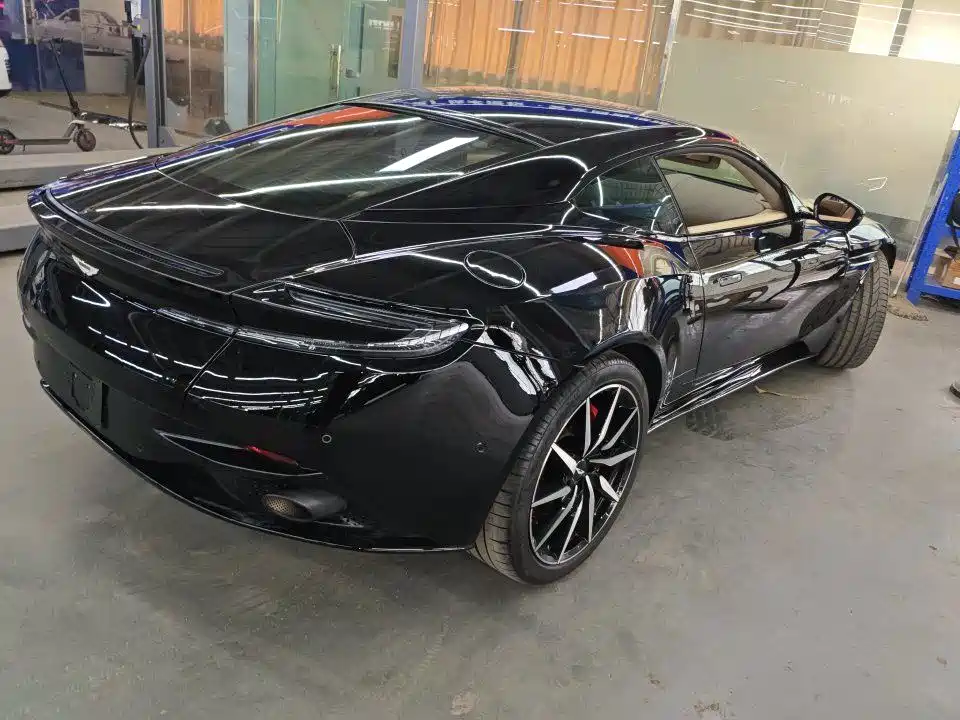Aston Martin DB11 — миниатюра 2