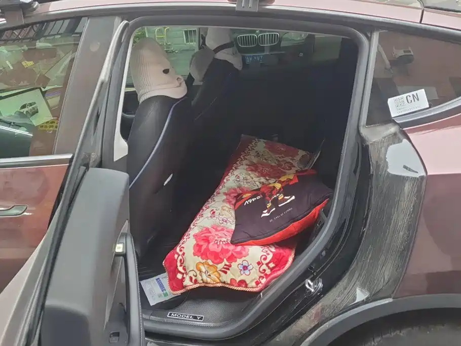 Tesla Model Y — миниатюра 11