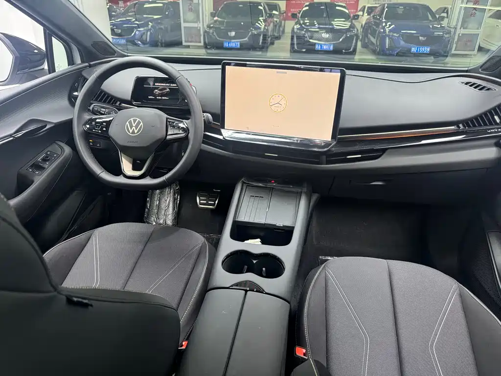 VOLKSWAGEN WITH THE CROWD 06